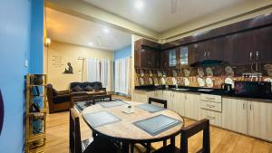 NārāyangarhChitwan Comforts Apt 2的带桌子的厨房和餐厅