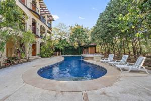 Gav10 Modern Pool Side Condo in Quiet Area of Tam内部或周边的泳池