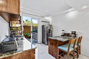 Gav10 Modern Pool Side Condo in Quiet Area of Tam的厨房或小厨房