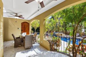 Gav10 Modern Pool Side Condo in Quiet Area of Tam内部或周边的泳池