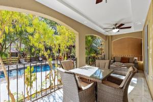 Gav10 Modern Pool Side Condo in Quiet Area of Tam内部或周边的泳池
