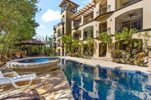塔马林多Gav10 Modern Pool Side Condo in Quiet Area of Tam的带游泳池的建筑外观
