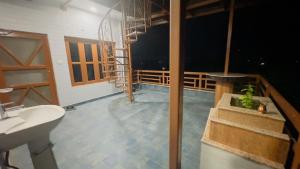 NārāyangarhChitwan Comforts Apt 2的浴室配有盥洗盆和浴缸。 更多31张照片