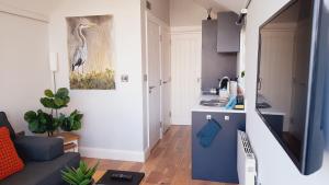 リンカーンにあるLincoln Floating Holidaysのキッチン、リビングルームが備わる小さなアパートメントです。 +19枚の写真