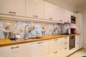 Kuchyňa alebo kuchynka v ubytovaní Tulip by Baltic Home