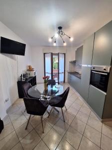a kitchen with a glass table and chairs in a room at CAGLIARI - Appartamento Asfodelo in Cagliari