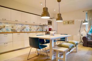 Kuchyňa alebo kuchynka v ubytovaní Tulip by Baltic Home