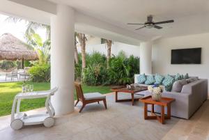 Χώρος καθιστικού στο Casa Caleta ❂ Marina Private Dock