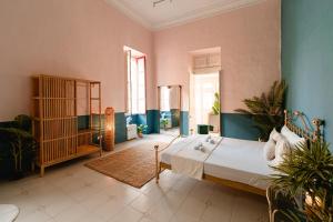森格莱阿Senglea Jungle Palazzo的房间里有一张大床的卧室