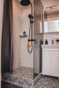 una doccia con una porta in vetro in un bagno di Jaukus butas Plungėje a Plungė Altre 22 foto