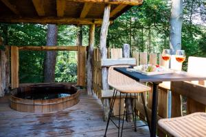 Balkón nebo terasa v ubytování La Cabane de l'Étang du Domaine de la Forestière