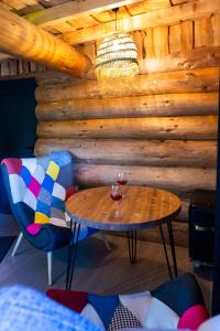 Posezení v ubytování La Cabane de l'Étang du Domaine de la Forestière