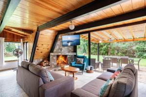 un salon avec un canapé et une cheminée dans l'établissement Cabaña en el corazón de Avandaro, à Avándaro