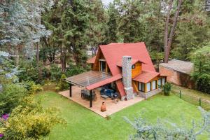 une vue aérienne d'une maison au toit rouge dans l'établissement Cabaña en el corazón de Avandaro, à Avándaro