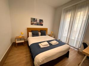 Postel nebo postele na pokoji v ubytování Amazing 3BD 3BTH with 9 Balconies by Madrid4You Apartments + 16 fotografií