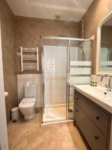 Ein Badezimmer in der Unterkunft Amazing 3BD 3BTH with 9 Balconies by Madrid4You Apartments