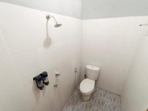 MetroGuest House Syariah GS Sakinah, Kota Metro的带马桶和淋浴的白色浴室