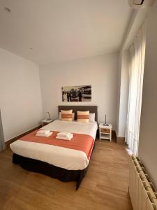 Ein Bett oder Betten in einem Zimmer der Unterkunft Amazing 3BD 3BTH with 9 Balconies by Madrid4You Apartments