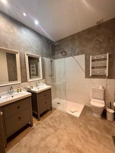 Ein Badezimmer in der Unterkunft Amazing 3BD 3BTH with 9 Balconies by Madrid4You Apartments