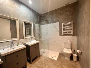 Ein Badezimmer in der Unterkunft Amazing 3BD 3BTH with 9 Balconies by Madrid4You Apartments