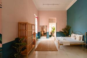 森格莱阿Senglea Jungle Palazzo的一间带床和蓝色墙壁的卧室