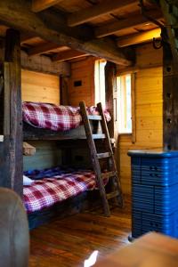 Palanda nebo palandy na pokoji v ubytování La Cabane dans les arbres du Domaine de la Forestière