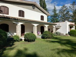 an exterior view of a house with a yard at Casa Verde in Monticchio
