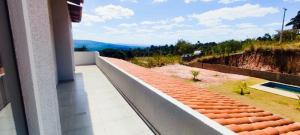 una vista dal balcone di una casa di Casa Brisas do Caldas! a Cruz