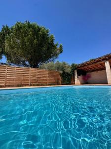 Bazén v ubytování VILLA DE LA ROQUE nebo v jeho okolí + 42 fotografií