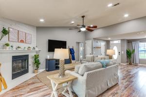 Istumisnurk majutusasutuses Pensacola Home with Fire Pit, 7 Mi to Beaches!