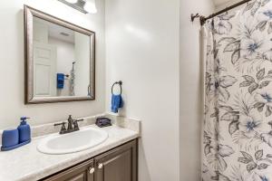 Vannituba majutusasutuses Pensacola Home with Fire Pit, 7 Mi to Beaches! +21 fotot