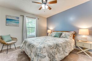 Voodi või voodid majutusasutuse Pensacola Home with Fire Pit, 7 Mi to Beaches! toas