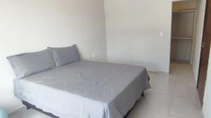 un letto bianco in una camera bianca con un letto sidx sidx sidx. di Casa Brisas do Caldas! a Cruz