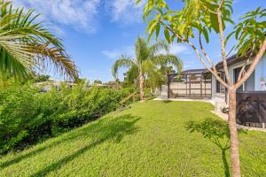 Κήπος έξω από το Englewood Escape with Screened-In Pool and Grill!