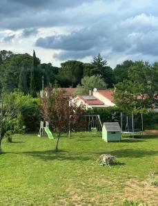 Κήπος έξω από το Charmant rez-de-jardin indépendant avec chambre privée
