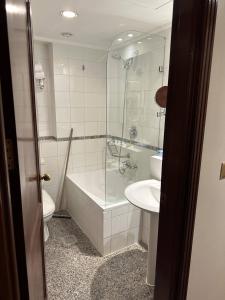 a bathroom with a shower and a toilet and a sink at فندق منازل المرسى Manazil almarsa in Al Madinah