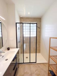 a bathroom with a shower and a sink at Maison Cosy avec Jardin et Cheminée sur Vichy in Creuzier-le-Vieux