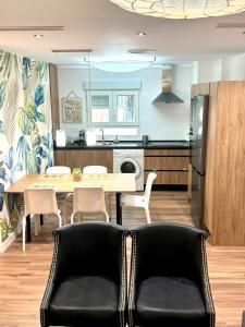 a kitchen and dining room with a table and chairs at Apartamento con Parking El Rincón del Arte Granada Centro in Granada