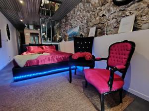 Giường trong phòng chung tại Sweet Loft Grenoble-Love Room avec jacuzzi & sauna