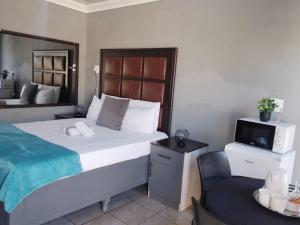 Postel nebo postele na pokoji v ubytování Kgakgamela Road Lodge