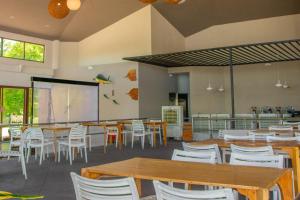 En restaurant eller et andet spisested på Las Ceibas Resort