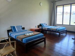 ムルにあるMulu Tribal Homestayのベッドが2つと窓のある部屋 +57枚の写真