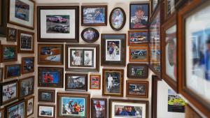 eine Wand voller Bilder an einer Wand in der Unterkunft Greenhell Farmhouse in Nohn