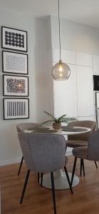 ein Esszimmer mit einem Tisch und Stühlen sowie einer Topfpflanze in der Unterkunft Príncipe Boutique apartments in Vigo