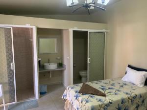 拉利伯塔德Rincon del mar的一间带床的卧室和一间带水槽的浴室