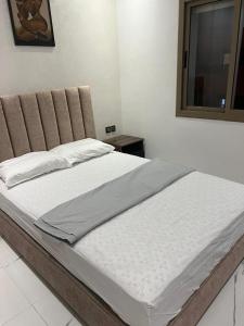 a large bed in a bedroom with a window at Appartement la Cañada in Ville Nouvelle