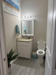 Ένα μπάνιο στο Cozy room close to Airport and all major attractions
