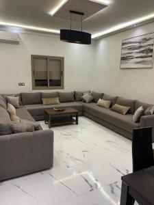 a living room with a couch and a table at Appartement la Cañada in Ville Nouvelle