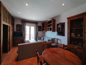 een woonkamer met een bank en een tafel bij Dornajo Elite in Sierra Nevada