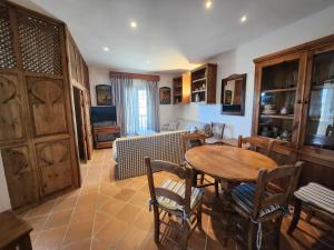 een woonkamer met een houten tafel en stoelen bij Dornajo Elite in Sierra Nevada